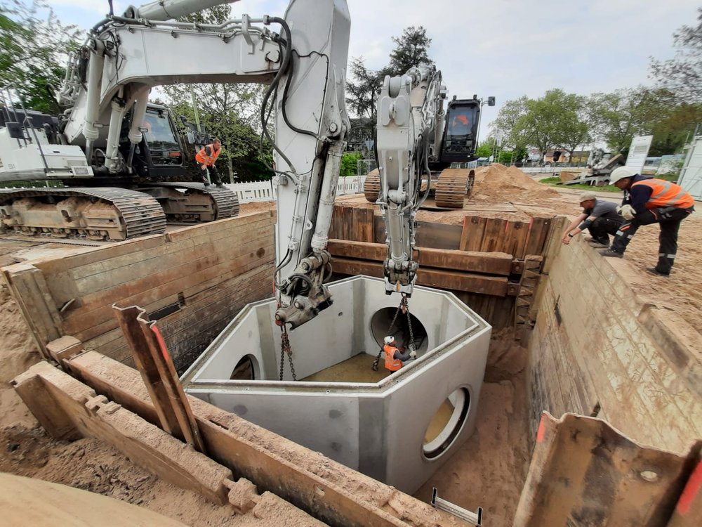 Schachtbauwerk an der Kreuzung Industriestraße / Friedrich-Ebert-Straße: Teil des neuen Entlastungssammlers, der für rund 19 Millionen Euro Viernheim künftig vor Starkregenereignissen schützen soll – finanziert über weiterhin moderate Kanalbenutzungsgebühren. ©Stadtwerke Viernheim GmbH
