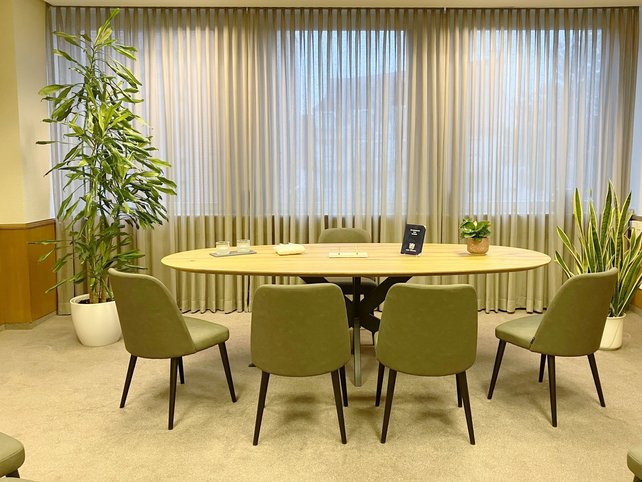 Tisch mit vier Stühlen