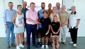 Meisterschaftstitel (v. l.) Alfred Schmidt, Danny Dechant, Peter Lichtenthäler, Bürgermeister Matthias Baaß, Sascha Lang, Sam Edinger, Manuela Edinger, Manuela Kohr, Ella Edinger, Andreas Bartelt, Manfred Winkenbach, Hayrettin Vanli.