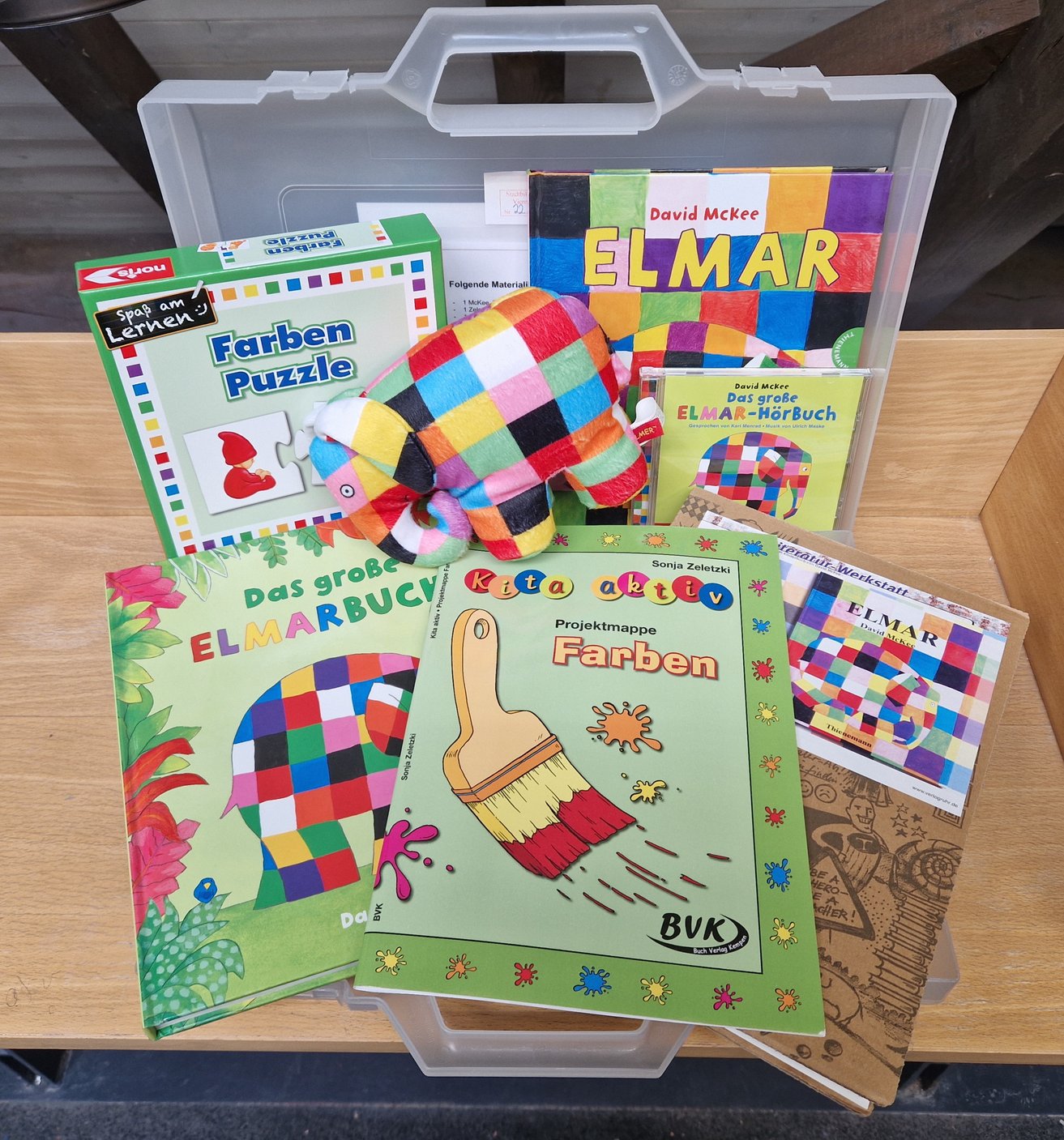 Erzählkoffer Elmar und die Farben ©Stadt Viernheim Spiele und Bücher zum Thema Elmar und die Farben