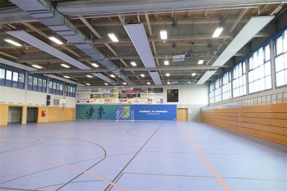 Rudolf-Harbig-Halle Sporthalle von innen mit Bodenbelag