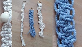 Mit Hilfe vielfältiger Knotentechniken entstehen unterschiedliche Makramee-Schlüsselanhänger Geknüpfte Bänder in weiß und blau