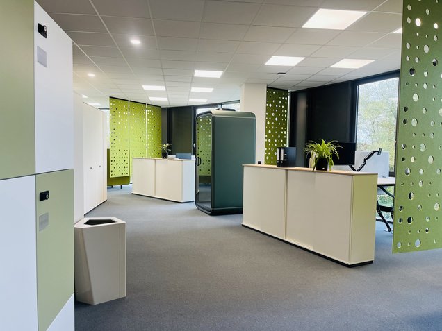 Offene Bürofläche mit Sideboard