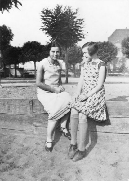 Ruth Löw (links) als Hospitantin an der Schillerschule, um 1920. Ruth Löw (links) als Hospitantin an der Schillerschule, um 1920.