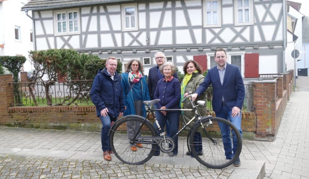 Symbol für jahrzehntelangen Einsatz: Das Fahrrad von Dr. Benedikt Kienle wurde auf dem Kienle-Platz an das Museum übergeben. Im Hintergrund das Kienle-Haus. V. l.: Bürgermeister Matthias Baaß, Museumsleiterin Elke Leinenweber, Dr. Clemens Schopp, Claudia Schopp, Dr. Cornelia Schopp und Erster Stadtrat Jörg Scheidel.