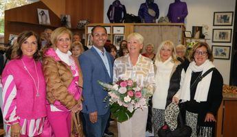 Alexander Schwarz gratulierte Christine Bugert und zahlreiche Frauen sind zu sehen 