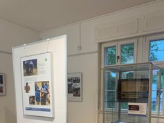 Blick in die Ausstellung: Ausstellungsvitrinen
