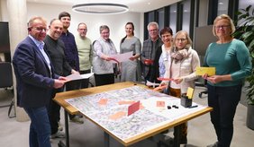 Projektverantwortliche der Pfarrei Hl. Johannes XXIII. und der Stadt Viernheim sowie Teilnehmende des Runden Tisches und das Bürogemeinschaft Sippel | Buff stellen die bisherigen Erkenntnisse und nächsten Schritte vor.