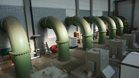 Auslauf der Regenwasserpumpen im Tiefpumpwerk: Grüne große Rohre in einem Keller