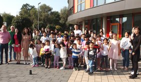 Direktorin Ping Yan-Kramer (3. von links) stellt Bürgermeister Matthias Baaß und Horst Stephan (links) die Schülerinnen und Schüler sowie die Lehrkräfte der neuen Sprachschule vor. ©Pin Yan-Kramer Direktorin Ping Yan-Kramer (3. von links), Bürgermeister Matthias Baaß und Horst Stephan (links), Schülerinnen und Schüler sowie die Lehrkräfte vor der neuen Sprachschule