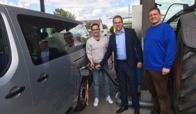Xavier Melki, Jörg Scheidel und Volker Winkler beim Tankstopp in Viernheim ©Stadt Viernheim Drei Personen an Tanksäule