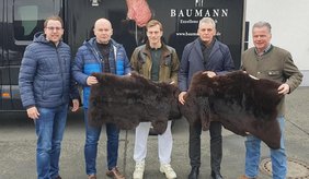 Erster Stadtrat Jörg Scheidel, Bürgermeister Sławomir Kowalewski, Erik Baumann, Piotr Jarosław Piwowarski und Rainer Baumann bei der obligatorischen Spendenübergabe der Lammfelle. ©Stadt Viernheim Männer halten Lammfelle in der Hand