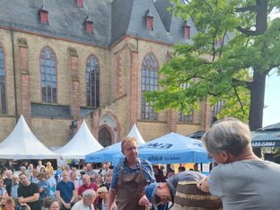 Bürgermeister Matthias Baaß in Schürze beim Fassanstich