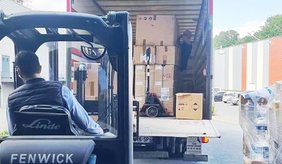 Die Hilfsgüter wurden zuvor in Franconville verladen ©Stadt Viernheim Hilfsgüter werden in LKW geladen