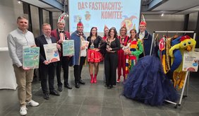 Bürgermeister Matthias Baaß (2.v.l.) und das neue Fastnachtskomitee freuen sich auf zahlreiche gemeinsame Veranstaltungen während der fünften Jahreszeit.