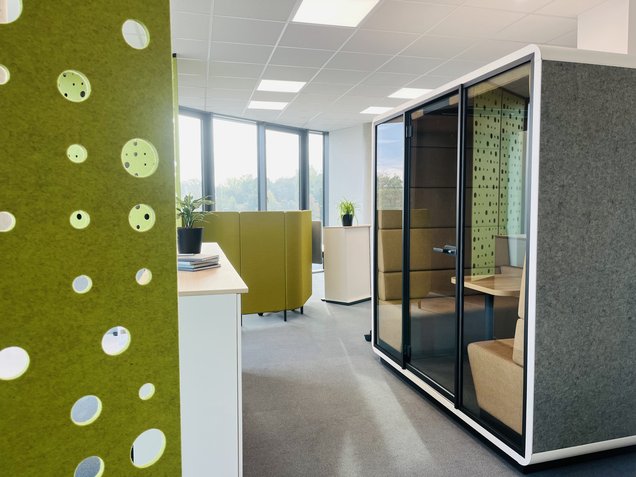 Besprechungsbox grün mit Glas