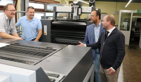 Benz-Mitarbeiter Stefan Nungesser (v. l.), Pasquale Indorato, Alexander Schwarz und Daniel Benz an einer der modernen Druckmaschinen.