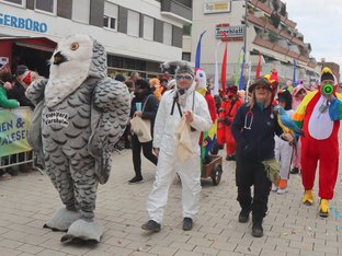Eule mit Aufschrift Vogelpark Viernheim dahinter Personen im Vogelkostümen