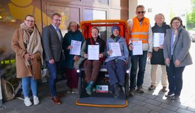 Fünf neue Piloten halten stolz ihre Urkunden in den Händen, v.l.: Sarah Hofrichter (SeniorenBüro), Bürgermeister Matthias Baaß, Bärbel Fetsch, Gabriella Römmelt, Gabriele Alter, Bernd Koch, Joachim Pahl und Beate Preuss (SeniorenBüro).