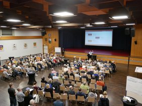 Menschen im großen Saal des Bürgerhauses