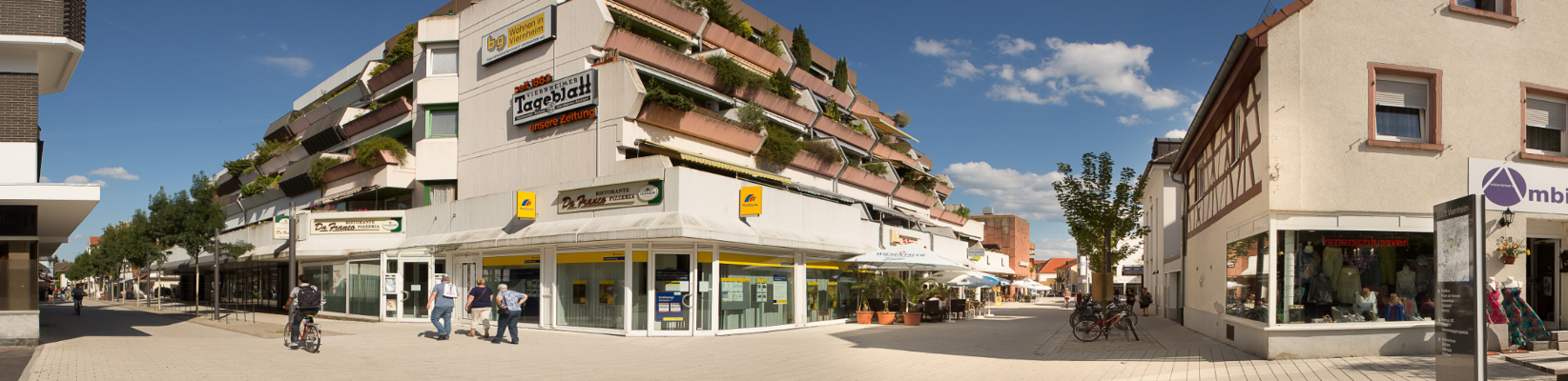 Einkaufsstraße mit Häuser