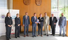 ©Stadt Viernheim (v.l.) Heidrun Wileschek, Polizeipräsidium Südhessen, Stabsbereich E4 (Prävention) und KOMPASS-Vertreterin, Juliane Rieß, Leiterin Polizeidirektion Bergstraße, Polizeipräsident Björn Gutzeit, Polizeipräsidium Südhessen, Staatssekretär Stefan Sauer, Bürgermeister Matthias Baaß, Erster Stadtrat Jörg Scheidel, Stadtverordnetenvorsteher Norbert Schübeler und Ordnungsamtsleiter Sebastian Geschwind.