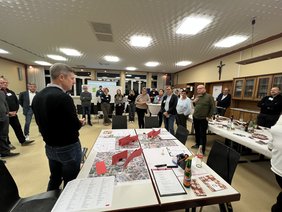 Ideen sichtbar machen: Beim zweiten Runden Tisch kamen Vertreterinnen und Vertreter aus Bürgerschaft, Kirche, Stadt, Politik und Fachwelt zusammen, um gemeinsam über die zukünftige Nutzung der Kirchenstandorte in Viernheim zu beraten. In Dialoggruppen wurden Ideen gebündelt, vertieft und präsentiert.