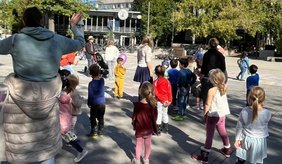 Kinder stehen auf dem Apostelplatz