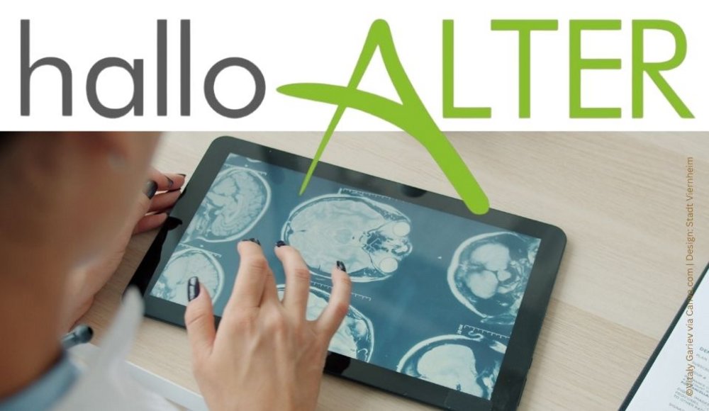 Eine Informationsgrafik mit dem Schriftzug „hallo-ALTER“ im oberen Bereich. Das Wort „hallo“ ist grau, „ALTER“ grün gestaltet. Darunter ist eine Person von hinten zu sehen, die mit den Fingern einen Tablet-Bildschirm bedient. Auf dem Bildschirm sind mehrere medizinische Schnittbilder eines menschlichen Gehirns zu erkennen. Das Tablet liegt auf einem hellen Holztisch. Am rechten Bildrand befindet sich ein schmaler Hinweis auf die Bildquelle und die Gestaltung durch die Stadt Viernheim.