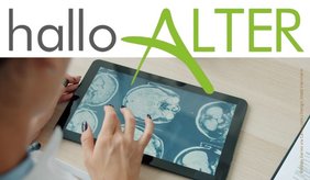 Eine Informationsgrafik mit dem Schriftzug „hallo-ALTER“ im oberen Bereich. Das Wort „hallo“ ist grau, „ALTER“ grün gestaltet. Darunter ist eine Person von hinten zu sehen, die mit den Fingern einen Tablet-Bildschirm bedient. Auf dem Bildschirm sind mehrere medizinische Schnittbilder eines menschlichen Gehirns zu erkennen. Das Tablet liegt auf einem hellen Holztisch. Am rechten Bildrand befindet sich ein schmaler Hinweis auf die Bildquelle und die Gestaltung durch die Stadt Viernheim.
