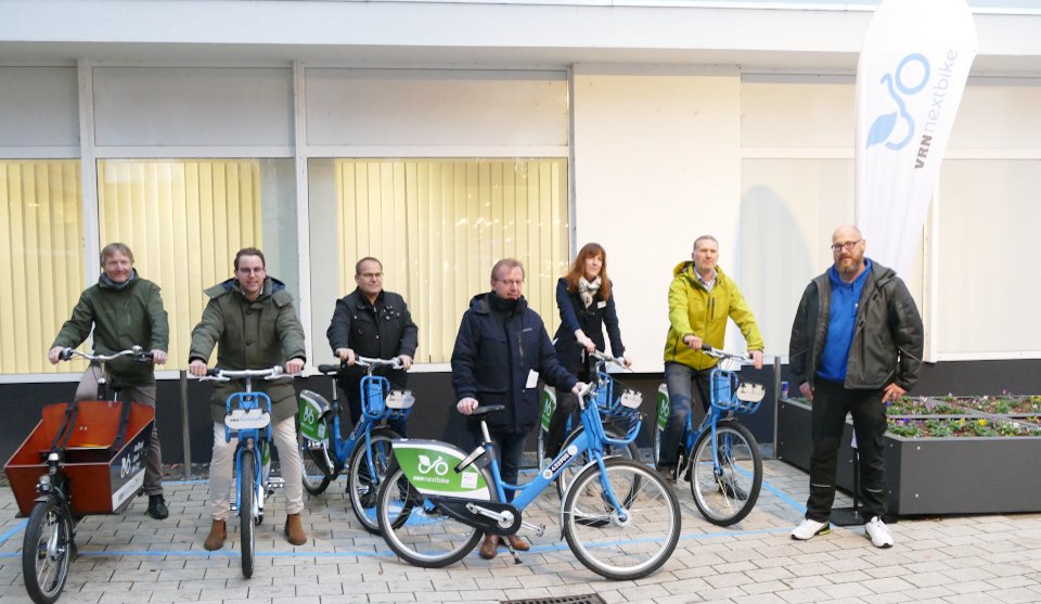 Mehrere Personen sitzen auf Fahrrädern