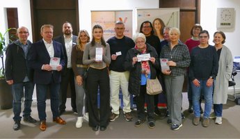 Bürgermeister Matthias Baaß (zweiter v.l.), Felix Orthgieß (dritter v.l.), Vertreterinnen und Vertreter der City-Gemeinschaft, die Sponsoren der drei Hauptpreise und Claus Bunte (links) freuen sich mit den drei Hauptgewinnern.