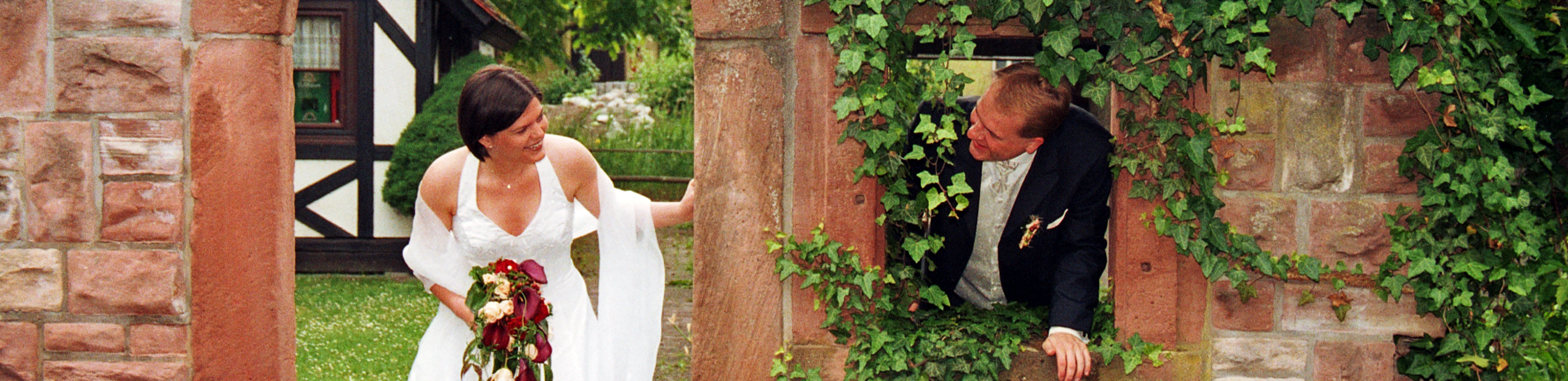 Heiraten in Viernheim im Museum Braut schaut durch Torbogen