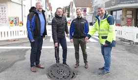 Der letzte Gullideckel ist gesetzt! Der letzte Gullideckel ist gesetzt! Matthias von Allwörden (v. l.), Erster Stadtrat Jörg Scheidel, Lukas Schneider und Daniel Lohbeck freuen sich über den erfolgreichen Abschluss des Großprojekts.
