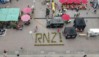 Stadtplatz am Rhein-Neckar-Zentrum mit Blumenkästen die das Wort "RNZ" darstellen