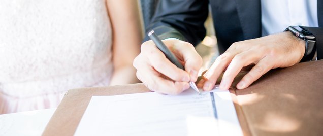 Hände bei der Unterschrift