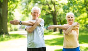 Zwei Senioren die Sport in der Natur machen.
