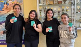 Mädchengruppe mit Schwimmabzeichen