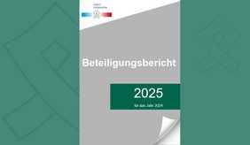 Grafisch gestaltete Titelseite des Beteiligungsberichts 2025 der Stadt Viernheim für das Berichtsjahr 2024. Das graue Deckblatt mit weißer Schrift und dunkelgrünem Jahresfeld steht mittig auf einem grünen Hintergrund. Oben links befindet sich das Stadtlogo. Im Hintergrund sind stilisierte Elemente des Stadtlogos zu sehen.
