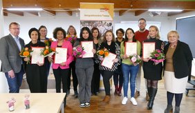 Bürgermeister Matthias Baaß (links) und 1. Stadtrat Jörg Scheidel (3.v.r.) freuen sich gemeinsam mit Dr. Brigitta Eckert (rechts) über die gelungene Weiterqualifizierung der neuen Integrationslotsinnen (mit Urkunde) ©Stadt Viernheim