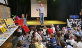 Bürgermeister Matthias Baaß eröffnet die Ausstellung „Kulturschnipsel“ im T.i.B. - begleitet von Anne Gess und „König“ Michael Gess, der während der Woche von den Kindern gekürt wurde.