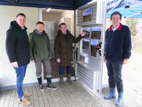 Vor der Übergabestation – von hier aus wird der Solarstrom ins Netz eingespeist – informierten (v.r.) Dr. Ralph Franke, Bürgermeister Matthias Baaß, Philipp Granzow und Erster Stadtrat Jörg Scheidel über den Baustart der PV-Anlage „Im Rodfeld“.