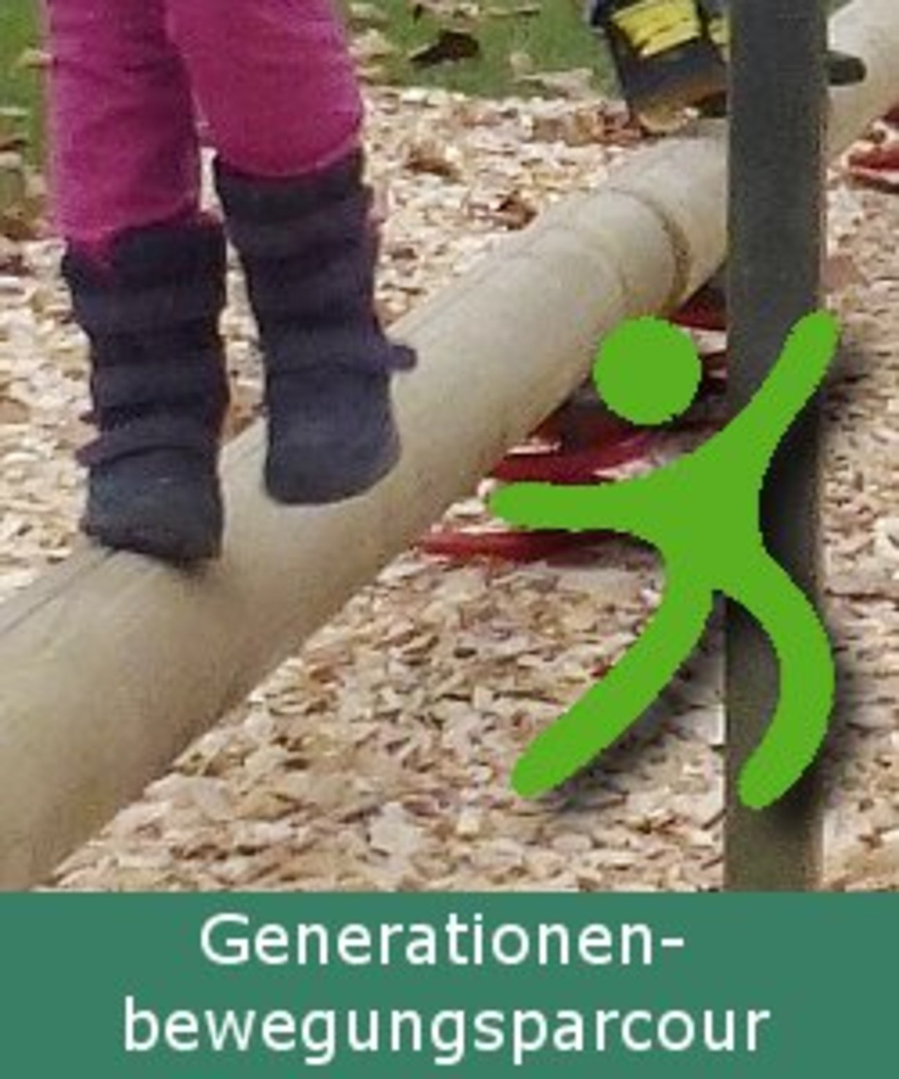 Kind balanciert auf Holzstange Kind balanciert auf Holzstange