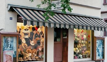 Geschäft Hut Winkler mit Hüten im Schaufenster