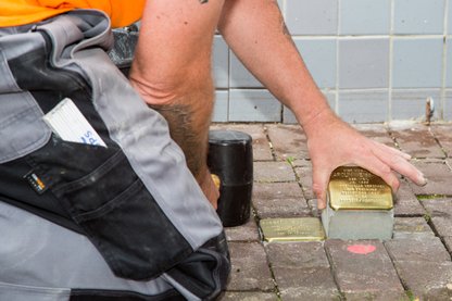 Verlegung 2014 Steine für Robert und Karolin Weißmann Verlegung 2014 Steine für Robert und Karolin Weißmann