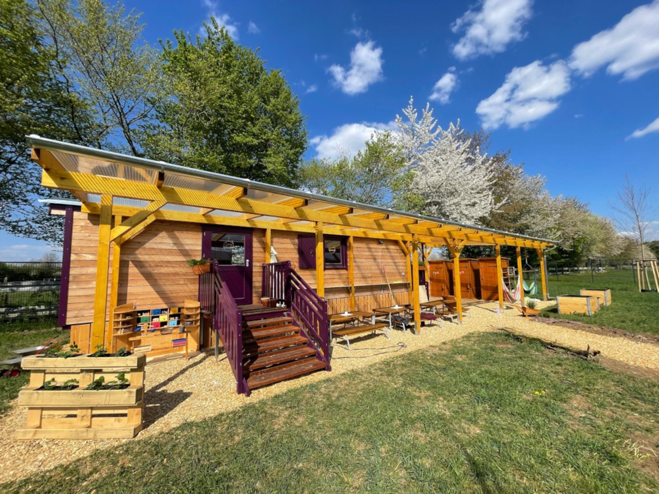 Haus aus Holz mit Vordach und Kindermöbel