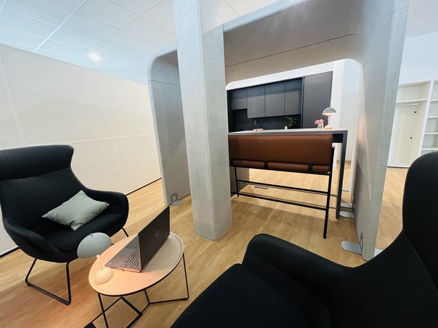 Schwarze Sessel und Teeküche