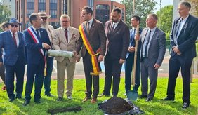 Bei den Jubiläumsfeierlichkeiten vergraben Franconvilles Bürgermeister Xavier Melki, Mariusz Dziubiński, Stadtverordneter aus Mława, und Viernheims Erster Stadtrat Jörg Scheidel (von links) die Zeitkapsel mit Erinnerungsstücken aus den drei Partnerstädten.