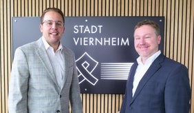 Erster Stadtrat Jörg Scheidel (links) begrüßt den neuen Amtsleiter Christoph Winkler im Neuen Rathaus.