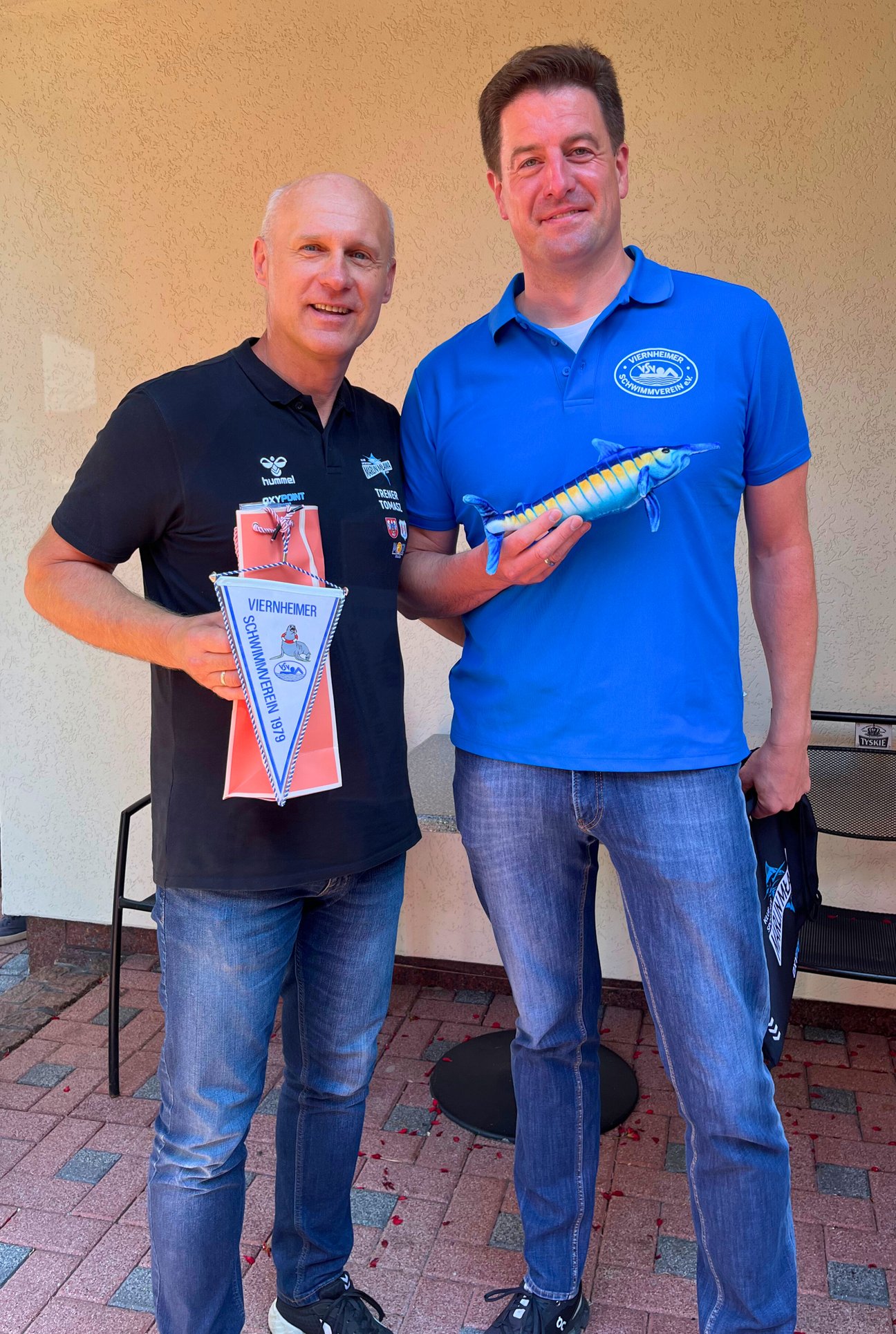 Schwimmvereine aus Mława und Viernheim knüpfen erste Kontakte für zukünftige Begegnungen: Präsident Tomasz Szczepański (links) und 2. Vorsitzender Jochen Krause.